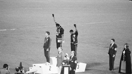 Tommie Smith et John Carlos, médaillés d'or et de bronze au 200 mètres aux Jeux olympiques de 1968, se sont élevés pour protester contre le traitement injuste des Noirs aux États-Unis. ©Getty - Bettmann