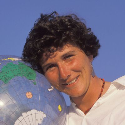 La navigatrice Isabelle Autissier prépare le BOC Challenge, course autour du monde en solitaire le 20 juillet 1990 en France.