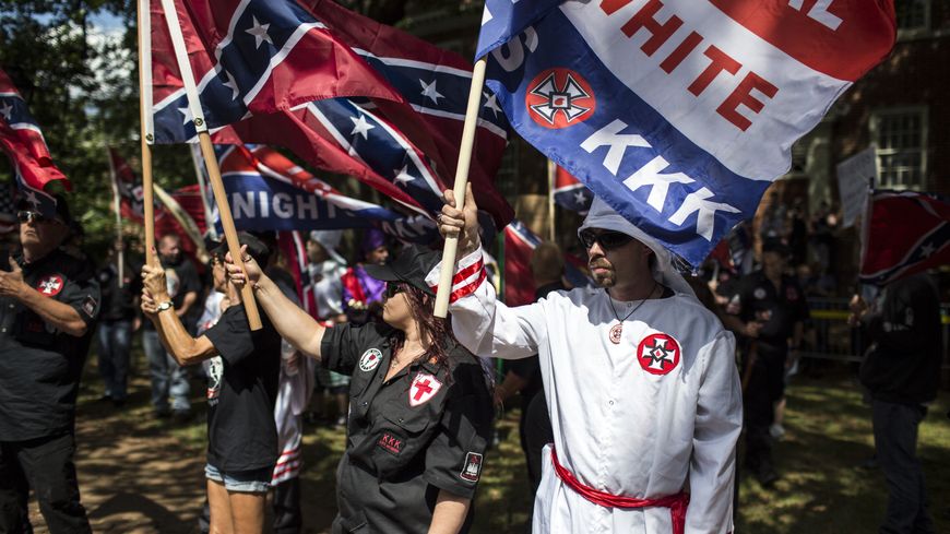 Des membres du Ku Klux Klan brandissant le drapeau confédéré dénoncent le retrait d'une statue du général Lee à Charlottesville le 8 juillet 2017.