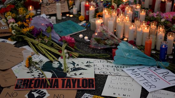 Fleurs, bougies et pancartes en mémoire des victimes des violences policières à Hollywood ©AFP - Agustin PAULLIER