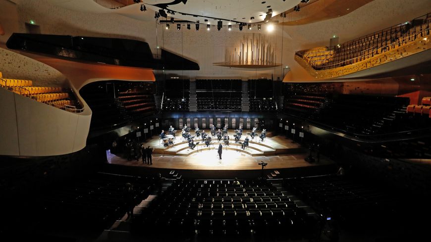 Le 27 mai 2020 à la Philharmonie de Paris, une partie des musiciens de l'Orchestre de Paris est de retour sur scène pour un concert sans public