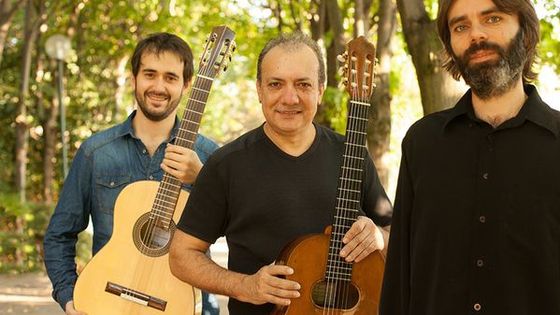 Le Trio Rudi Flores - de gauche à droite : Tomas Bordalejo et Rudi Florès, guitares et Romain Lecuyer, contrebasse. - DR
