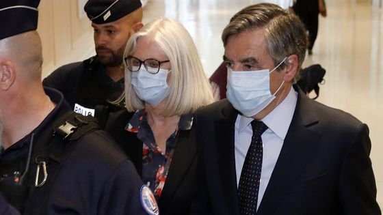 Penelope et François Fillon quittent le tribunal correctionnel de Paris après leur condamnation le 29 juin 2020 ©AFP - THOMAS SAMSON