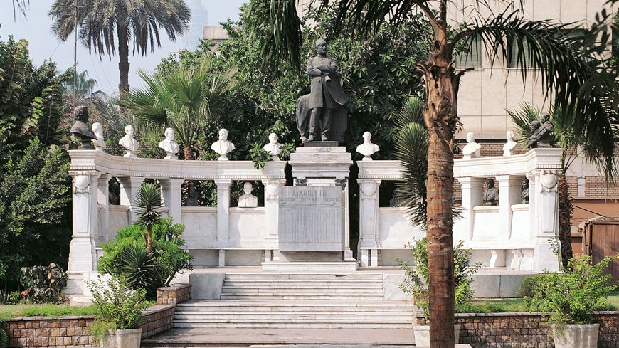 La tombe d'Auguste Mariette dans les jardins du musée du Caire. Un monument inauguré en 1904, avec notamment une statue à son effigie réalisée par le sculpteur Denys Puech et un piédestal dessiné par Édouard Mariette, frère de l'égyptologue.