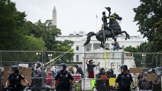 Les manifestants tentent d'abattre la statue d'Andrew Jackson à Lafayette Square près de la Maison Blanche le 22 juin 2020 à Washington, DC ©AFP - Drew Angerer