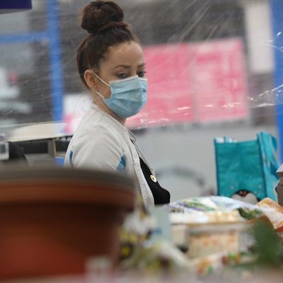 Les caissières, mises en lumière pendant le confinement, font partie des salariés qui semblent aujourd'hui oubliées. Photo prise le 7 mai 2020 dans un hypermarché Carrefour de l'Essonne.
