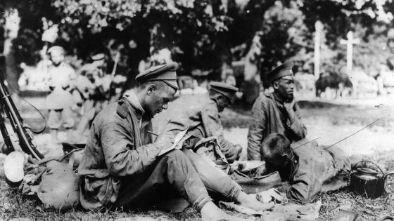 1917 : Un soldat russe écrit une lettre ©Getty - Hulton Archive