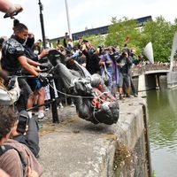 Après avoir déboulonné la statue d'Edward Colston à Bristol, des manifestants la jettent dans le port le 7 juin. Ce notable anglais mort au XVIIIe siècle avait notamment fait fortune grâce à la traite des esclaves.