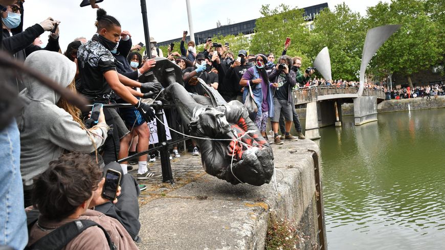 Après avoir déboulonné la statue d'Edward Colston à Bristol, des manifestants la jettent dans le port le 7 juin. Ce notable anglais mort au XVIIIe siècle avait notamment fait fortune grâce à la traite des esclaves.