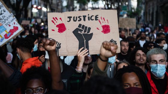 Des manifestants lèvent le poing lors d'un rassemblement dans le cadre des manifestations mondiales "Black Lives Matter" contre le racisme et la brutalité policière, à Marseille le 13 juin 2020. ©AFP - CLEMENT MAHOUDEAU