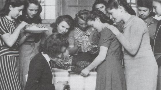 Cette photographie a été prise lors d’un goûter organisé par les élèves à Janson-de-Sailly pendant la guerre. Louise est au premier plan à droite, Madeleine Rivère est au fond derrière elle. - Stéphanie Trouillard / France 24