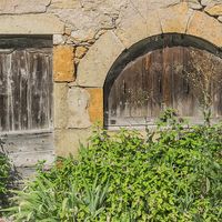 Ancienne bâtisse à Saint-Pierre-Toirac, village du Lot cher au coeur du poète Yves Bonnefoy. Son recueil "L'Arrière-pays" est paru en 2003 (Gallimard)