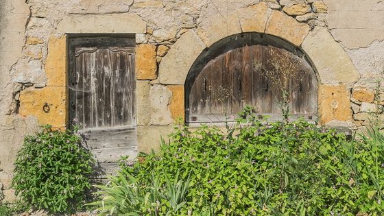 Ancienne bâtisse à Saint-Pierre-Toirac, village du Lot cher au coeur du poète Yves Bonnefoy. Son recueil "L'Arrière-pays" est paru en 2003 (Gallimard) - Photo by Krzysztof Golik / via Wikimedia Commons
