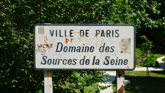 Panneau se trouvant à Source-Seine et non à Paris ©AFP - Fabien Olart