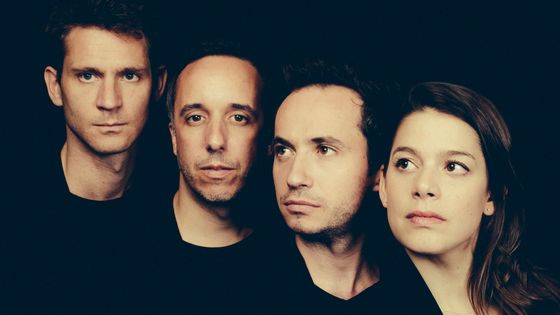 Le Quatuor Ebène, quatuor à cordes : (de gauche à droite) Raphaël Merlin, violoncelle - Pierre Colombet, Gabriel Le Magadure, violons - Marie Chilemme, alto - Photo by Julien Mignot / Erato - Warner Classics