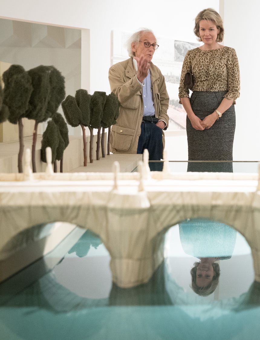 L'artiste Christo présentait une maquette de son emballage du Pont-Neuf à la reine Mathilde de Belgique