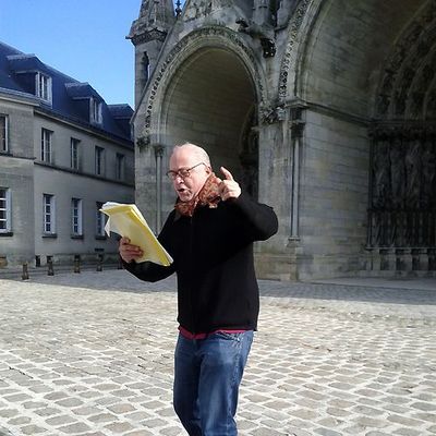 Daniel Kenigsberg interprète Jean de Gascogne sur le parvis de la cathédrale de Laon, en