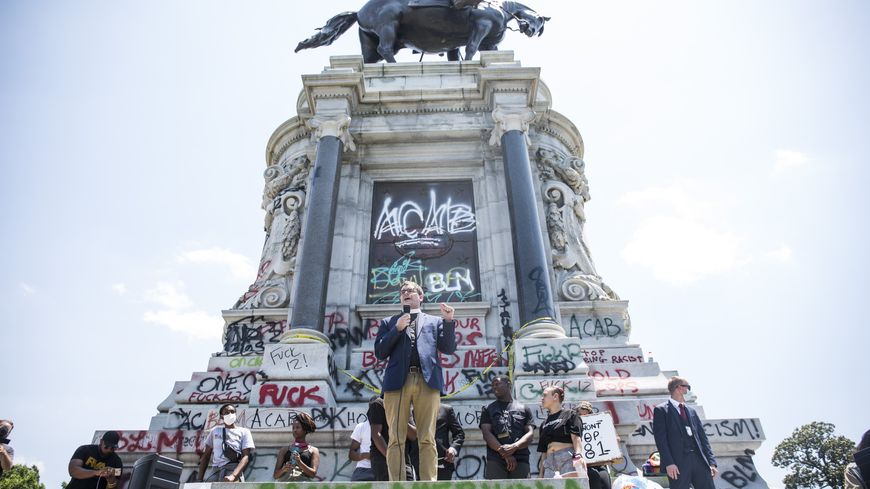 Robert Lee IV, descendant du général Lee, chef des armées confédérés, défend le retrait de la statue de son aïeul. Le monument trône sur un large rond-point de Richmond en Virginie et doit bientôt être retiré (photo du 4 juin 2020).