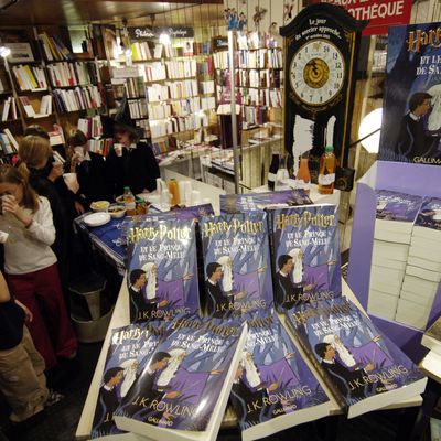 Buffet dans une librairie lors de la sortie du sixième tome de la saga Harry Potter (2005)
