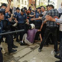 Des policiers anti émeutes face à des manifestants protestant contre le renvoi du maire de Dyarbakir en août 2019