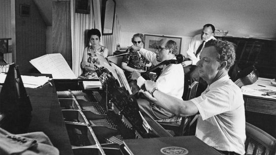 Benjamin Britten interprète sa sonate pour violoncelle avec Mstislav Rostropovich le 1er juillet 1961 devant Galina Vichnevskaïa et Paul Sacher (en haut à droite) - Getty