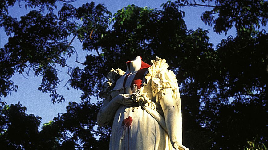 La statue de Joséphine de Beauharnais décapitée et recouverte du sang des esclaves à Fort-de-France. La statue n'a pas été retirée mais pas non plus réparée après avoir été dégradée.