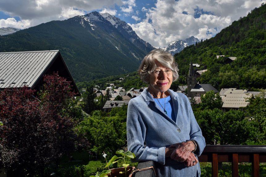 Anne Soupa devant les Alpes