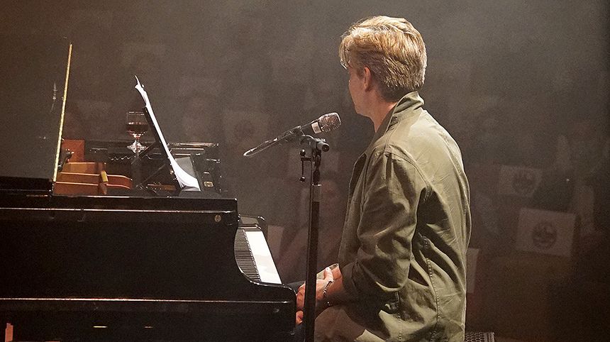 Benjamin Biolay au piano