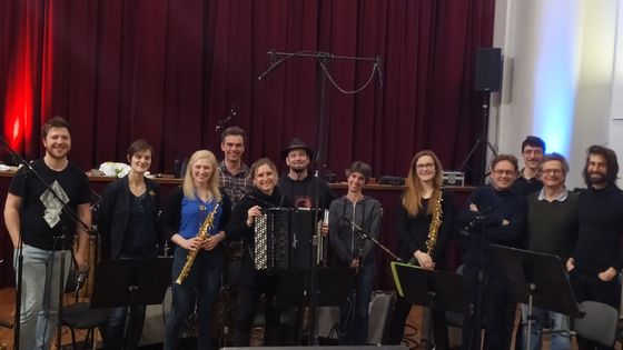 L'Ensemble Linea, Aurélien Dumont et l'équipe technique en studio pour Création Mondiale ©Radio France - Amélie Burnichon