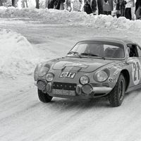 Photo datée 24 janvier 1973 de Jean-Claude Andruet au volant de son Renault Alpine A110 faisant un passage au Rallye de Monte Carlo.