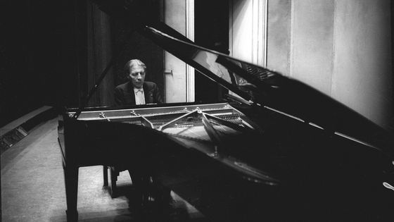 Alfred Cortot au piano sur la scène de la salle Cortot - ATP/RDB/ullstein bild via Getty Images