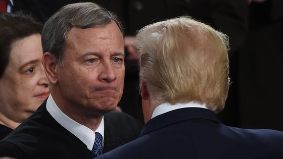 Le juge John Roberts face à Donald Trump en février 2020 ©AFP - Olivier Douliery
