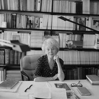 Portrait de la philosophe et historienne Mona Ozouf chez elle, à Paris, en juin 2019