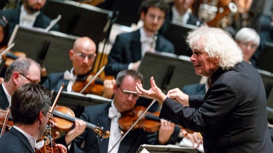 Simon Rattle, le directeur musical du London Symphony Orchestra, et Mark Elder, le directeur musical du Hallé Orchestra, décrivent dans une lettre au Guardian la situation catastrophique de la musique classique au Royaume-Uni ©AFP - Tolga Akmen