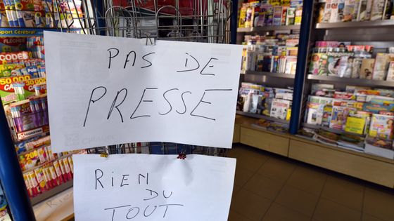 Les présentoirs sont vides chez les marchands de journaux. ©Maxppp - Alexandre MARCHI