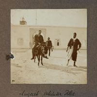 August Macke et Paul Klee devant une mosquée en Tunisie en 1914