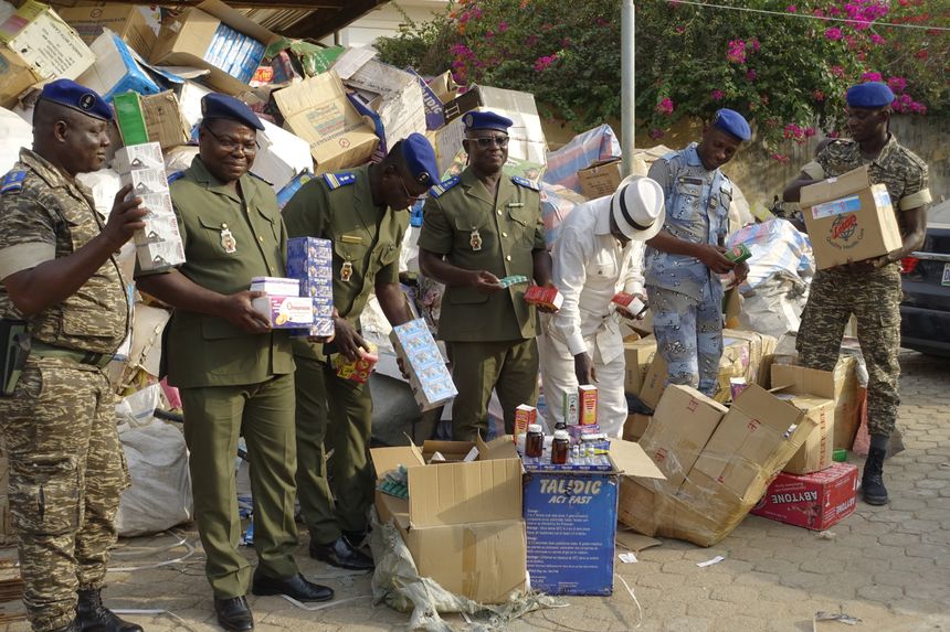 Les faux medicaments saisis s'entassent dans la cour du batiment des douanes à Lomé (Togo) le 20 janvier 2020.