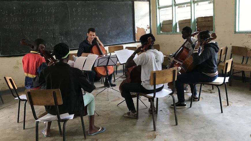 Le violoncelliste Raphaël Merlin en master class à Ghetto Classics