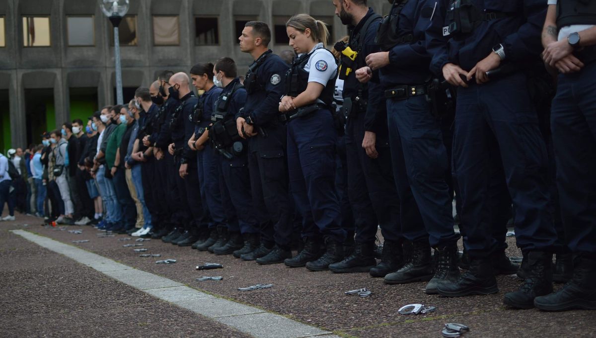 Bobigny Les Policiers Jettent Leurs Menottes Par Terre En Signe De Protestation