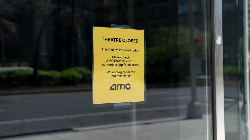 "Theatre closed" ("cinéma fermé") sur la porte du Lincoln Square AMC à New York