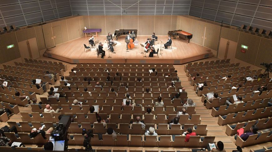 Un concert à Kyoto où le public doit respecter une distance minimale d'1,5 mètre entre chaque spectateur
