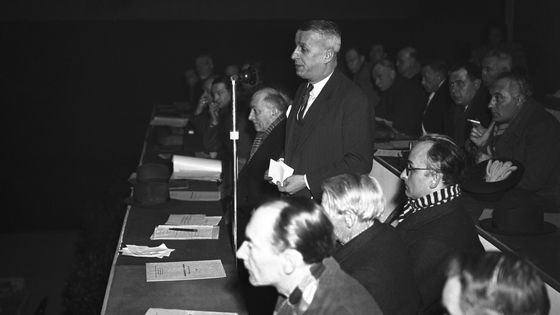 Ambroise Croizat, s'exprime au côté de M. Costes (à sa gauche), président de la Caisse Centrale des Assurances Sociales, lors du Congrès pour l'Organisation de la Sécurité Sociale , le 22 février 1947 ©AFP - STAFF