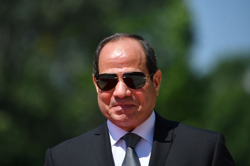 Poursuivi pour "insulte envers le président Al-Sisi", Alaa Al-Aswany risque la prison en cas de retour en Égypte.