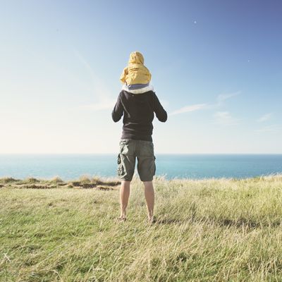Père et enfant regardant l'océan