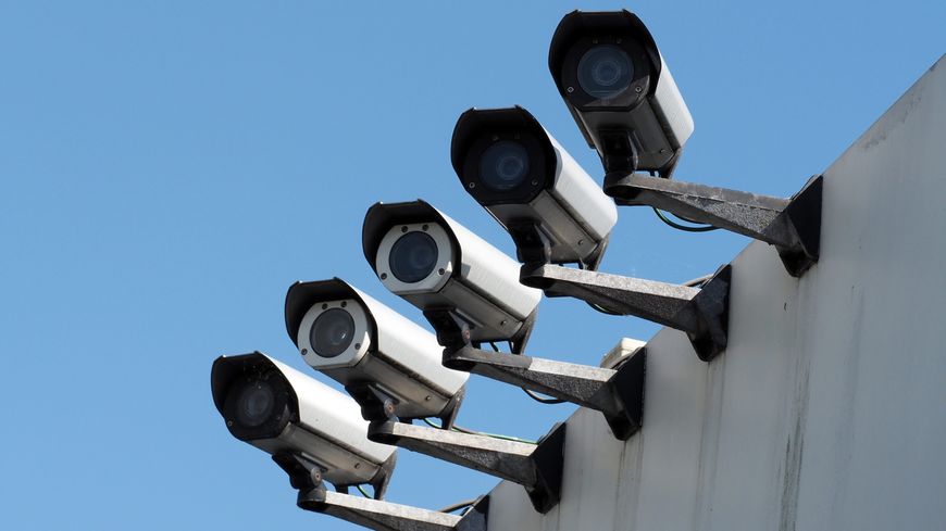 Amazon, Microsoft, IBM... De nombreuses entreprises suspendent leurs projets dans la reconnaissance faciale. Une technologie accusée d'aggraver les biais racistes de la police par les associations de défense des droits civiques aux États-Unis.
