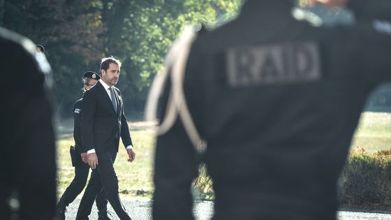 Bousculé à la fois par la pression de l'Elysée et celle des policiers, le ministre de l'Intérieur est-il encore "le premier flic de France" ? ©AFP - Lucas Barioulet