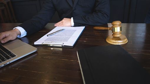 Le Barreau des arts, une nouvelle association regroupant des avocats bénévoles qui proposent de l'aide juridique gratuite aux artistes jeunes et précaires ©Getty - Tanasin Srijaroensirikul