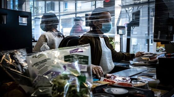 Dans un supermarché à Givors, le 15 avril 2020. ©AFP - Jean-Philippe Ksiazek