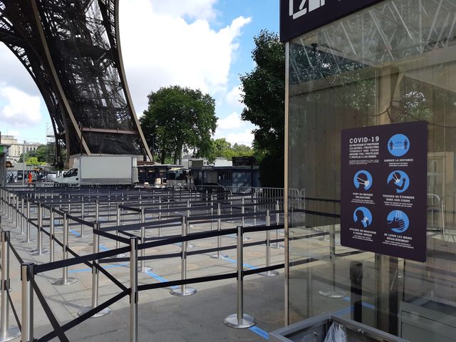 Nouveaux panneaux de rappel des mesures barrières à l'entrée du pilier est de la Tour Eiffel