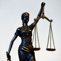 Une statue représentant la Justice à Bochum en Allemagne, février 2020.